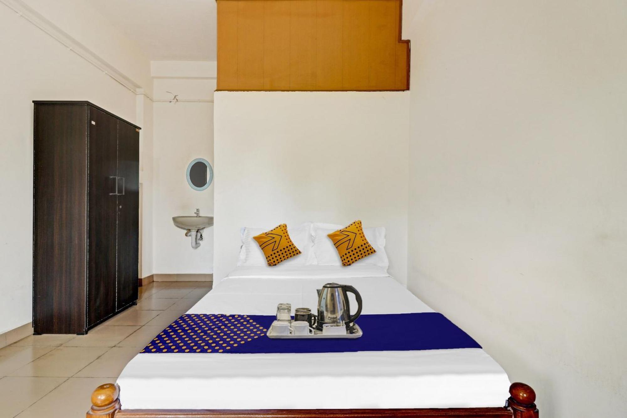 Spot On Jayesh Guest House นาสิก ภายนอก รูปภาพ